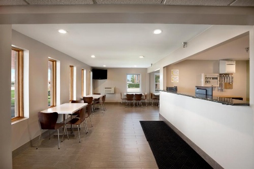 Super 8 by Wyndham Tuscola image 10
