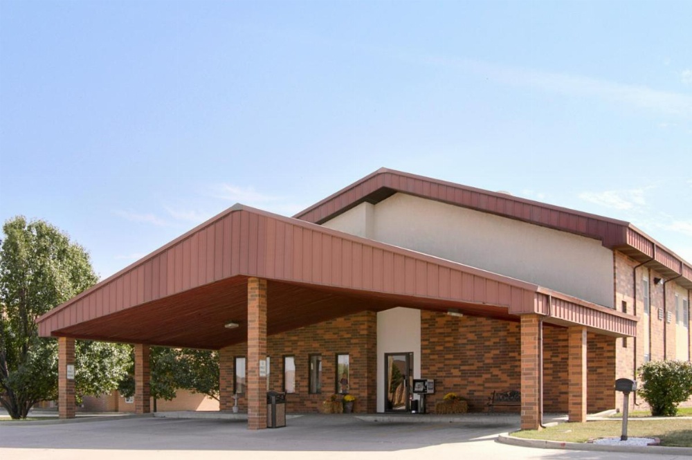 Super 8 by Wyndham Tuscola Image 12