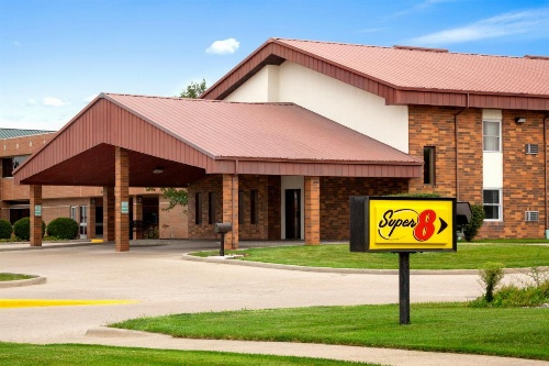 Super 8 by Wyndham Tuscola image 8